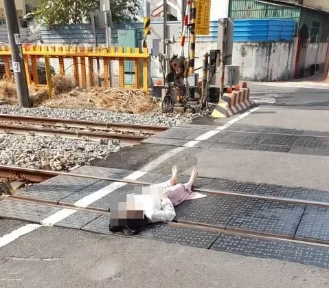 高雄橋頭糖廠今天突有1名女子躺臥鐵軌。(圖/翻攝畫面)