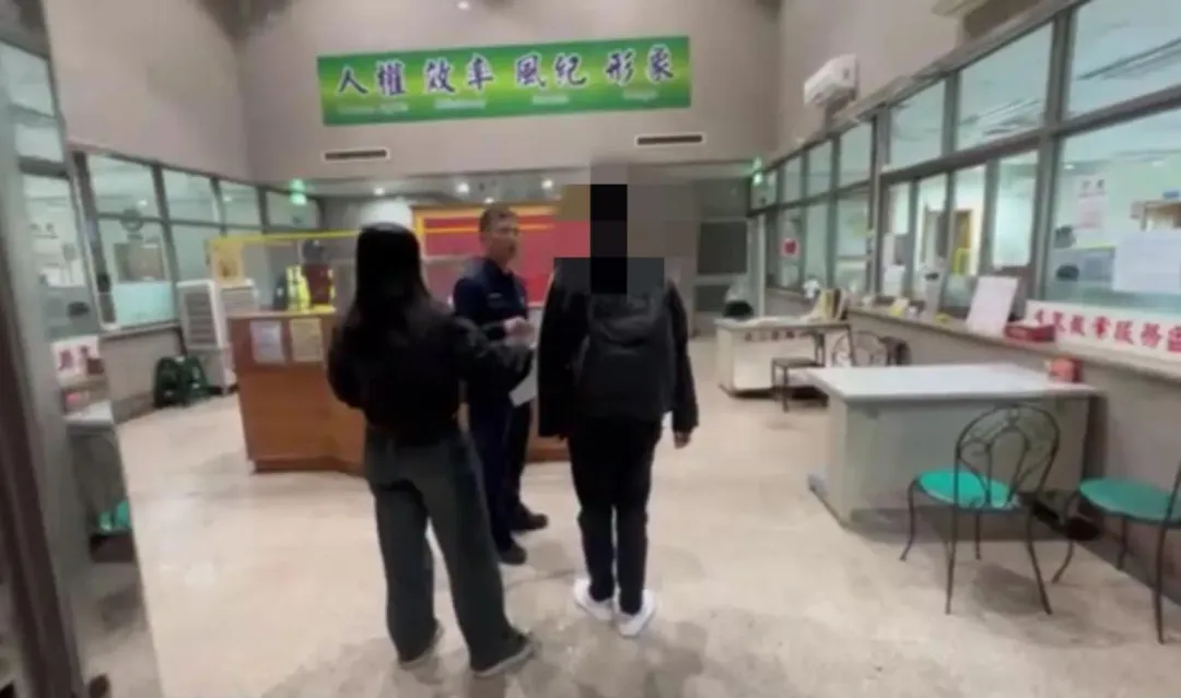 直播主「kiaraakitty」在律師陪同下到警局說明。(圖/翻攝畫面)