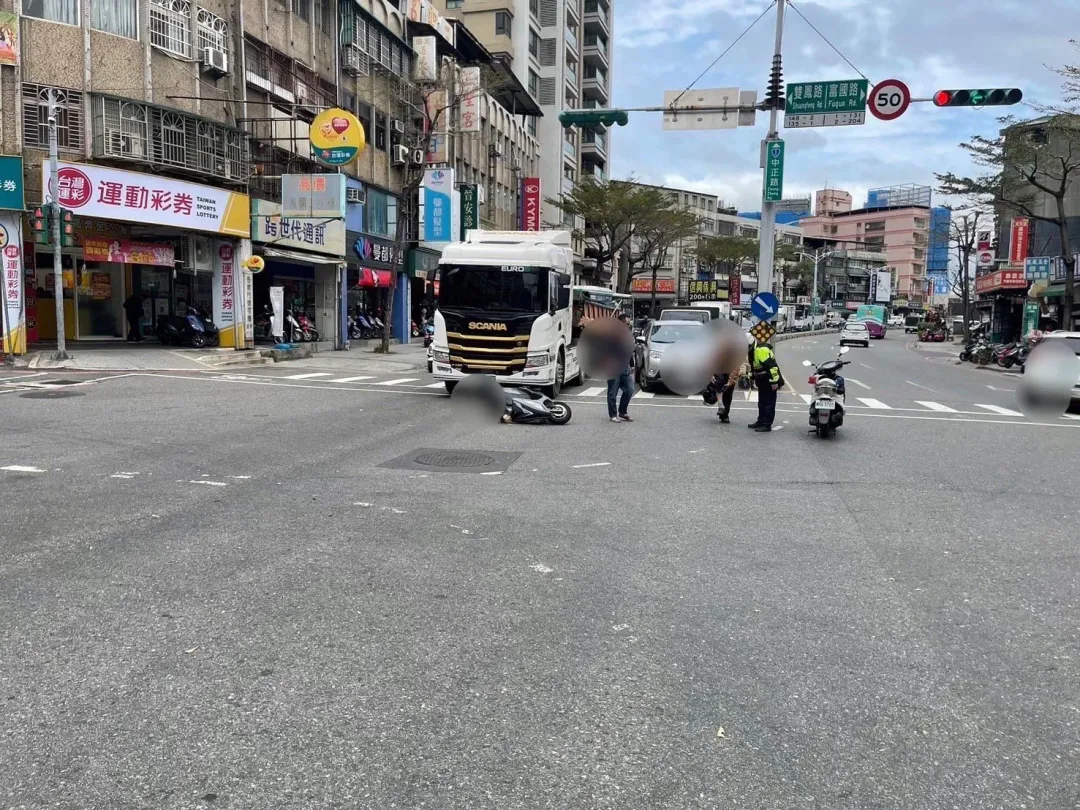 被撞倒的劉姓騎士肢體擦傷,但他向警方表示不用送醫。(圖/翻攝畫面)