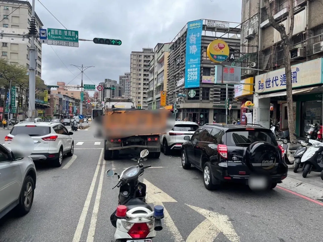 警方獲報到場處理事故,砂石車停在路口造成車流回堵。(圖/翻攝畫面)
