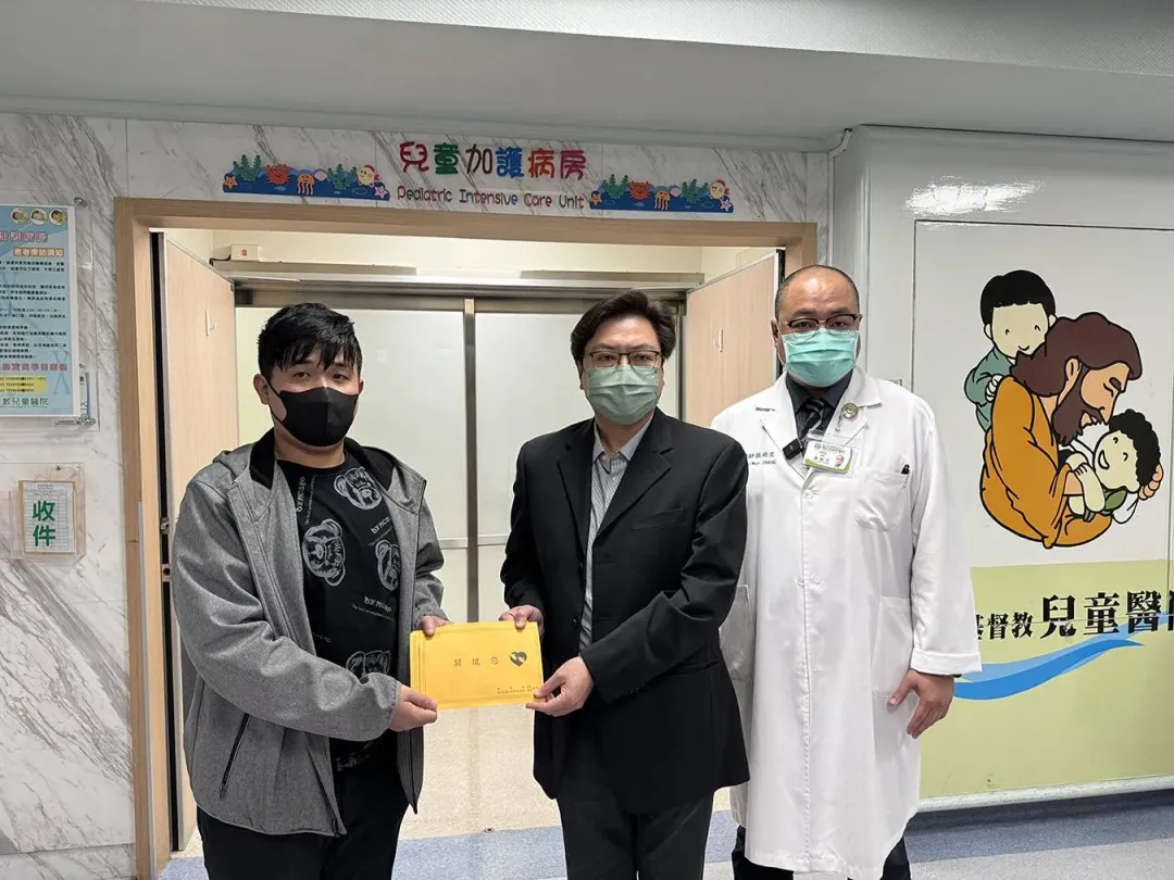 教育部主秘廖興國（中）前往探視陳姓女童，並贈予慰問金。（圖／彰化基督教醫院提供）