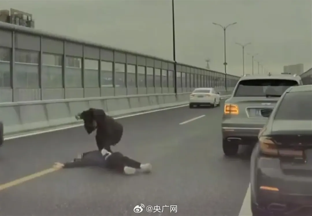 杭州一賓利男在高架橋上逼停BMW車主暴打。(圖/翻攝微博)