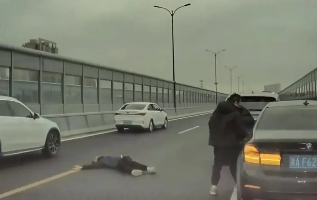 見BMW車主倒地不起,賓利男轉身疑拆掉行車紀錄器。(圖/翻攝微博)