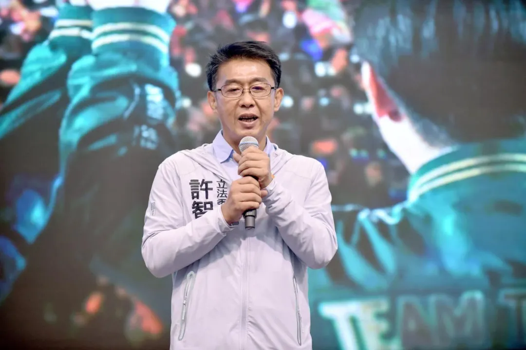 許智傑認為,沒有政黨主席天天到立法院開會的,柯文哲就是沒舞台,才鎖定立法院。(圖取自許智傑臉書)