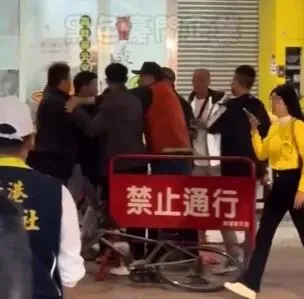嘉義新港奉天宮辦公室前昨晚有民眾起口角打架。(圖/中天新聞)