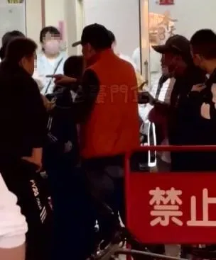 魏男和吳男起衝突被拉開,仍互相指謫對方大罵。(圖/中天新聞)