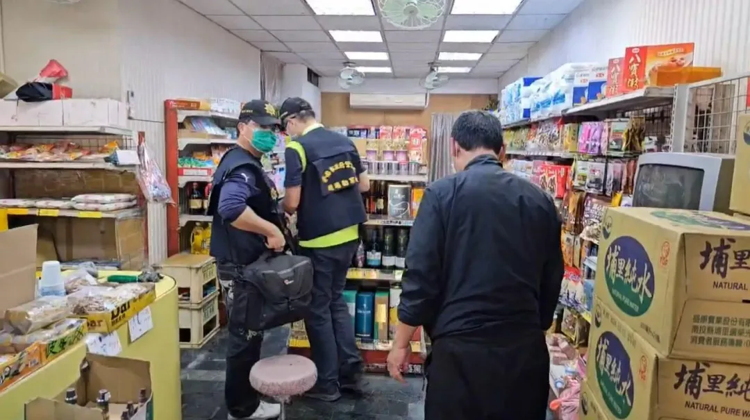 台南雜貨店昨遭歹徒闖入持利剪狂刺老闆。（圖／中天新聞）