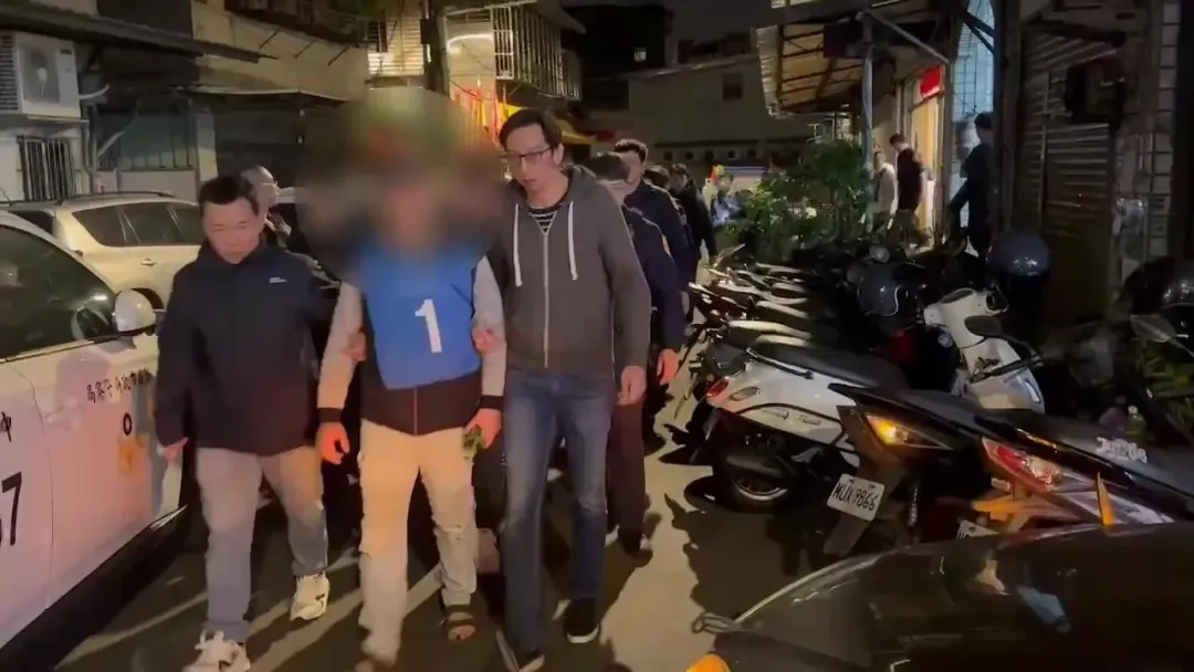 警方將賭場負責人19歲林男、葉姓員工、賭客共14人帶返所偵辦。（圖／翻攝畫面）