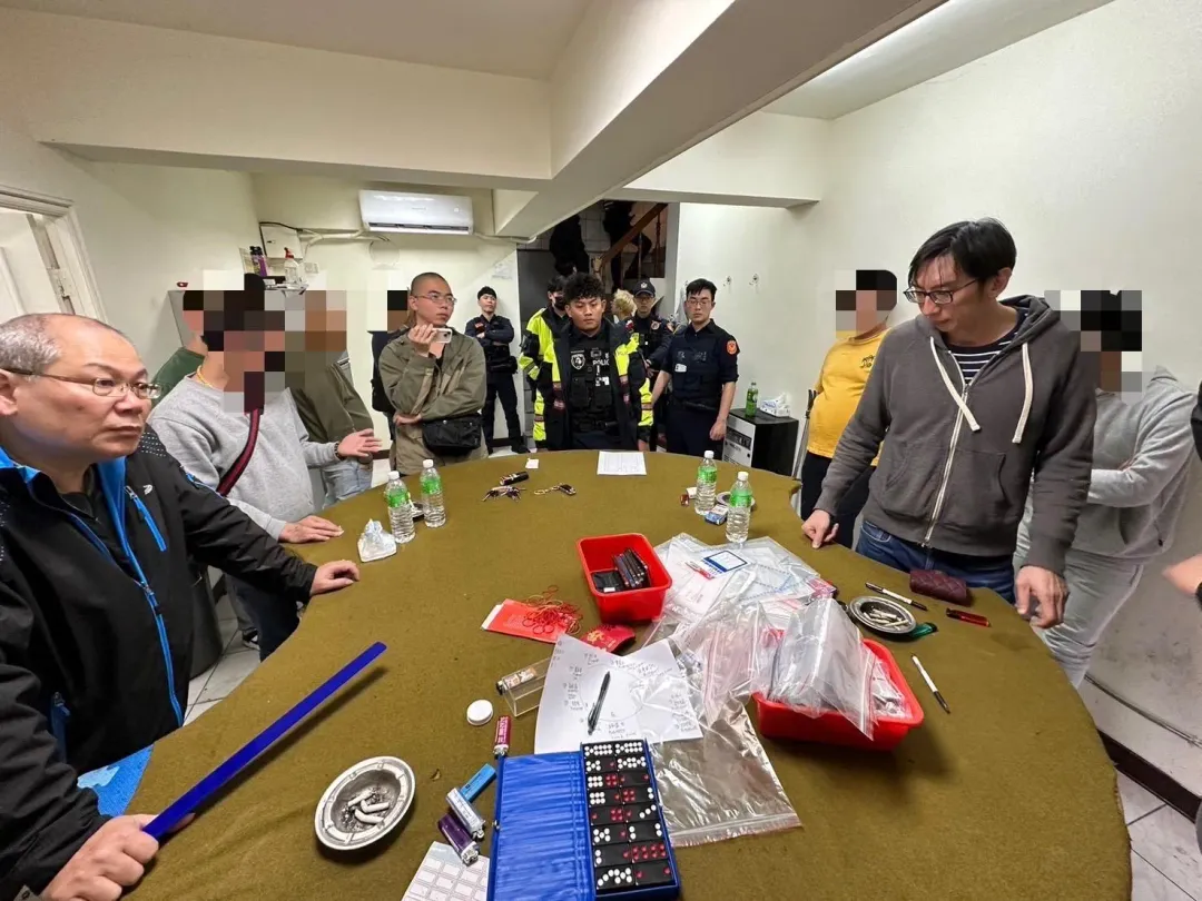 警方查扣賭具等證物，12名賭客在旁不敢亂動。（圖／翻攝畫面）