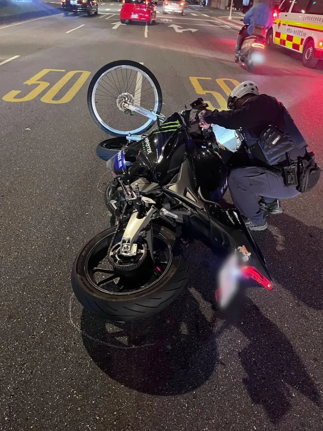 肇事的重機倒在路中,警方到場處理交通事故。(圖/翻攝畫面)