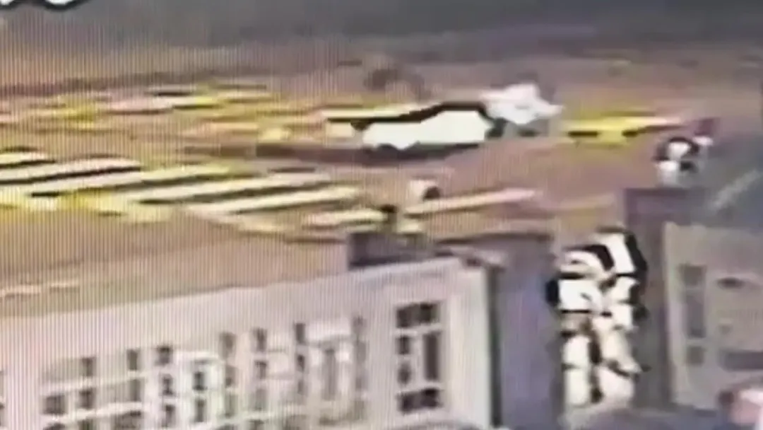 重機撞上過馬路的單車少年,兩車在地上磨擦噴出長條火花。(圖/翻攝畫面)