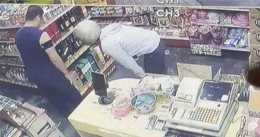 陳嫌說要買酒，老闆跟他介紹架上酒類商品。（圖／翻攝畫面）
