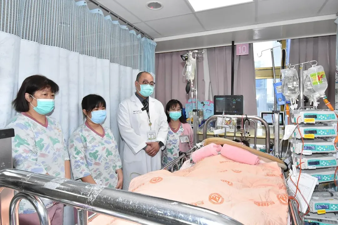 彰化基督教醫院醫療團隊為9歲妹妹禱告 。（圖／彰化基督教醫院提供）