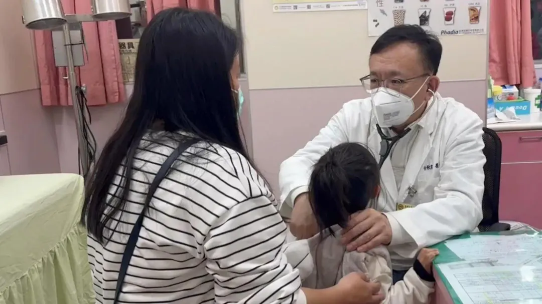 大甲李綜合醫院小兒科醫師余秋霖為小朋友看診。(圖/大甲李綜合醫院提供)