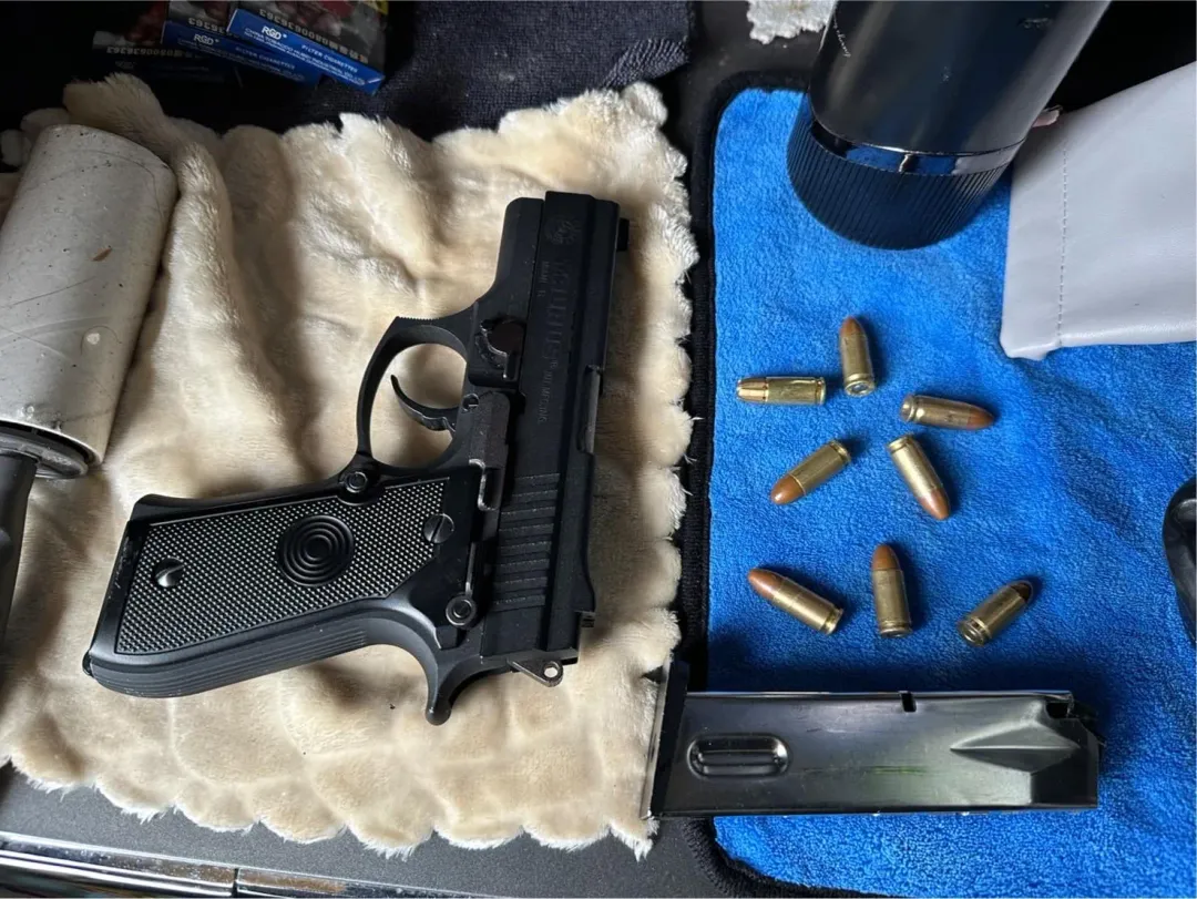 最終警方順利逮捕徐男，也在其租屋處起獲改造槍枝和子彈等物品。（圖／警方提供）