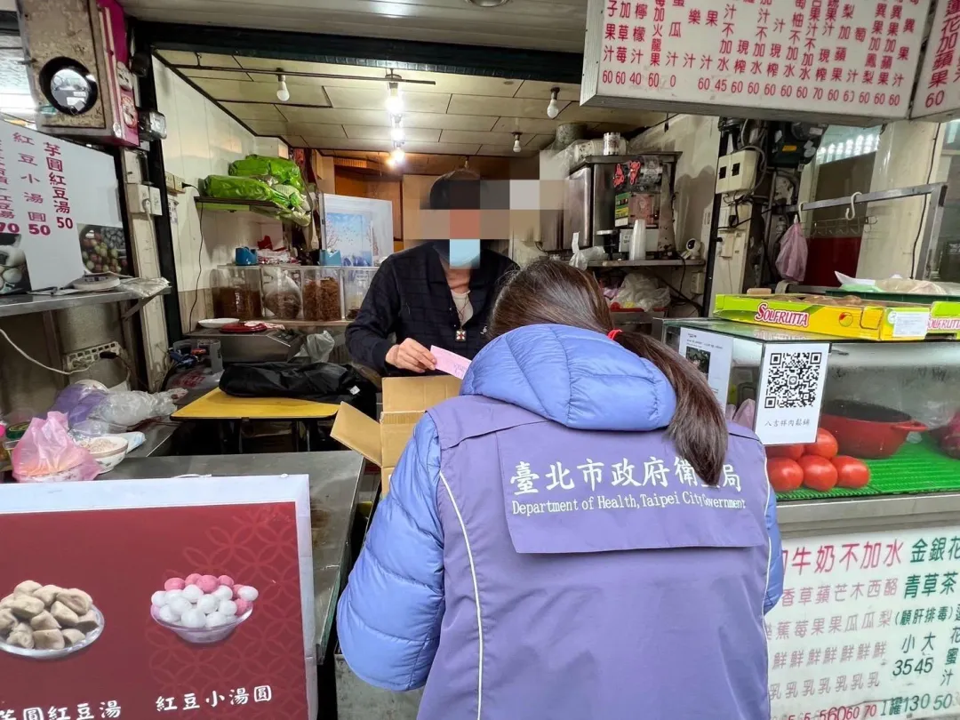 「珍味果汁肉鬆店」也將有問題的香辣豬肉絲下架並停止販售。（圖／台北市衛生局提供）
