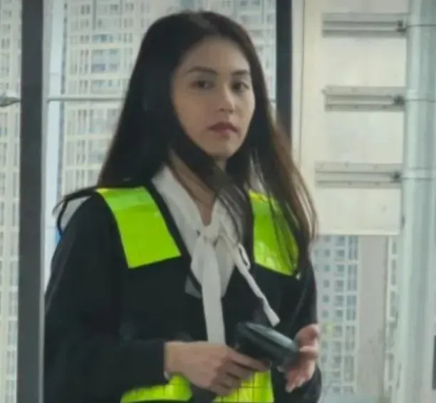 收費站工作人員透露,該名正妹收費員並非他們的員工,只是來此支援1天的志願者。(圖/翻攝自微博)