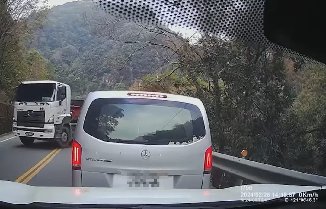 砂石車駕駛被網友痛批「急著去投胎」。（圖／翻攝自臉書社團爆料公社二社）