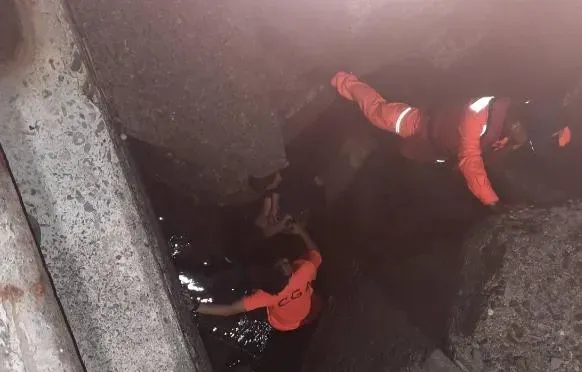警消人員下降至消波塊底部救援患者。(圖/屏東縣消防局)