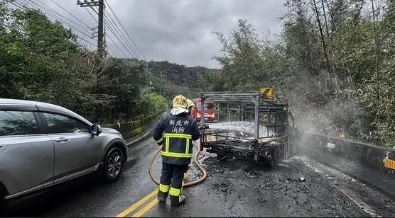 小貨車停在路車遭大火燒毀。(圖/翻攝畫面)