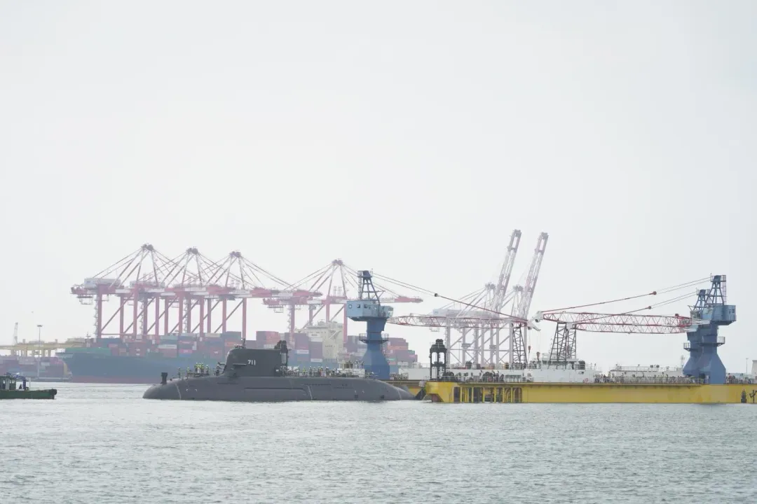 海鯤軍艦脫離浮塢。(圖/台船提供)