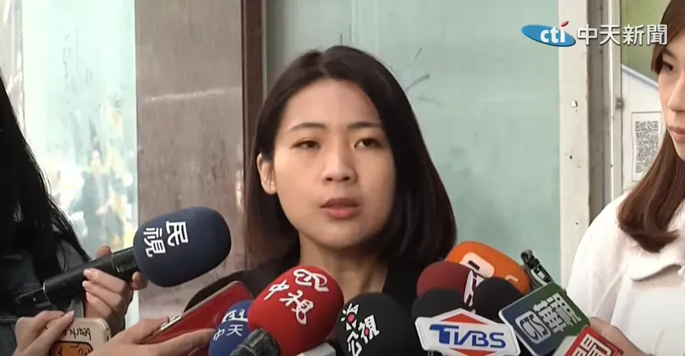 徐巧芯質問,請問民眾黨對中天案態度和國民黨一樣嗎。(圖/中天新聞)