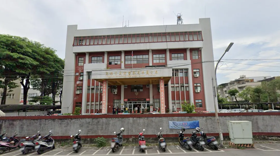 高雄市大寮區大寮路於今（21）日深夜發生彩券行搶案，一名16歲少年搶奪2本面額計6萬元的刮刮樂後遭到現場熱心民眾制伏。（圖／翻攝Google Maps）
