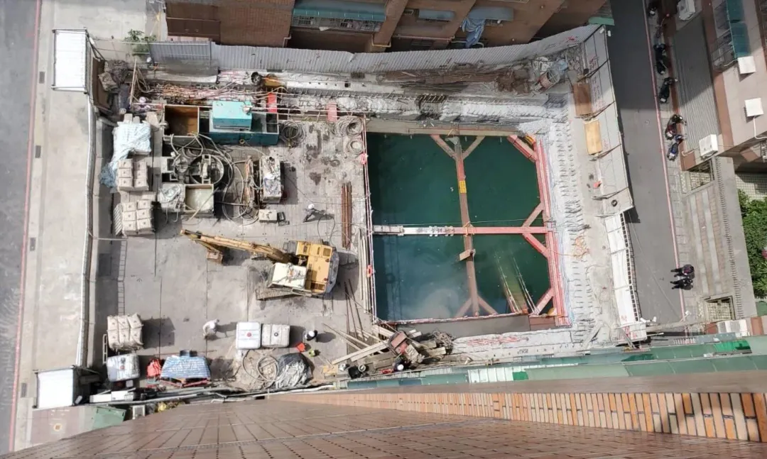 玖長建設新北三重的新建案，因連續壁施工瑕疵，27日造成鄰樓傾斜。（圖／程正邦攝）