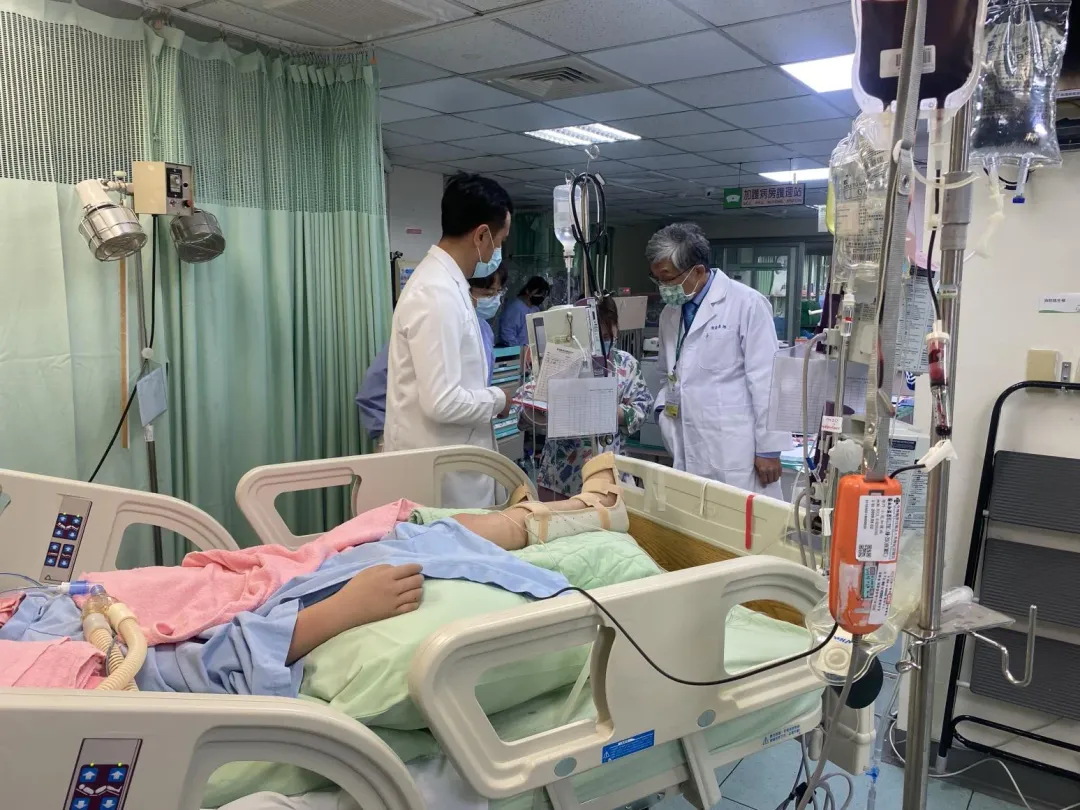 姊姊今天昏迷指數三，心跳、呼吸、血壓正常，並使用呼吸器，因為氣胸左右放置2條胸管，預計這今天狀況相對穩定後，會安排腦波檢查。（圖／彰化秀傳醫院提供）