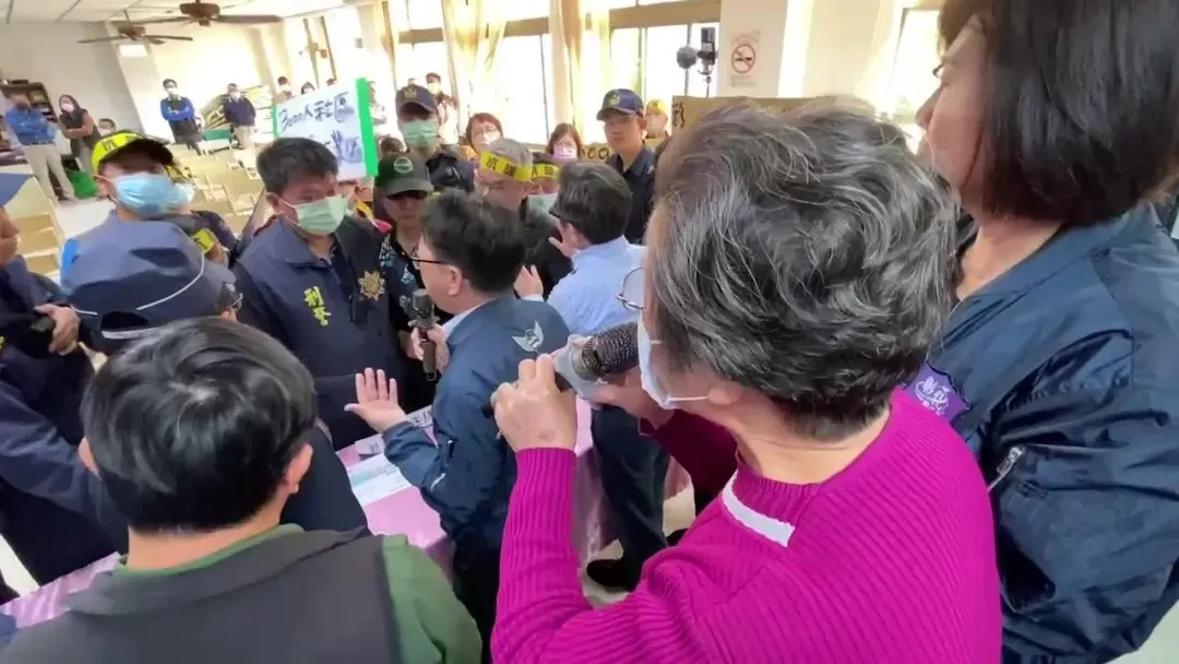 經濟暨綠能發展處表示，聯絡道路拓寬工程並不在打鐵厝產園區內，但自救會不接受這項說法，（圖／中天新聞）