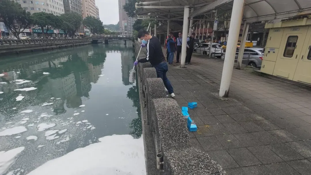 環保局派員用攔油索將泡沫控制,避免汙染擴散。(圖/翻攝畫面)