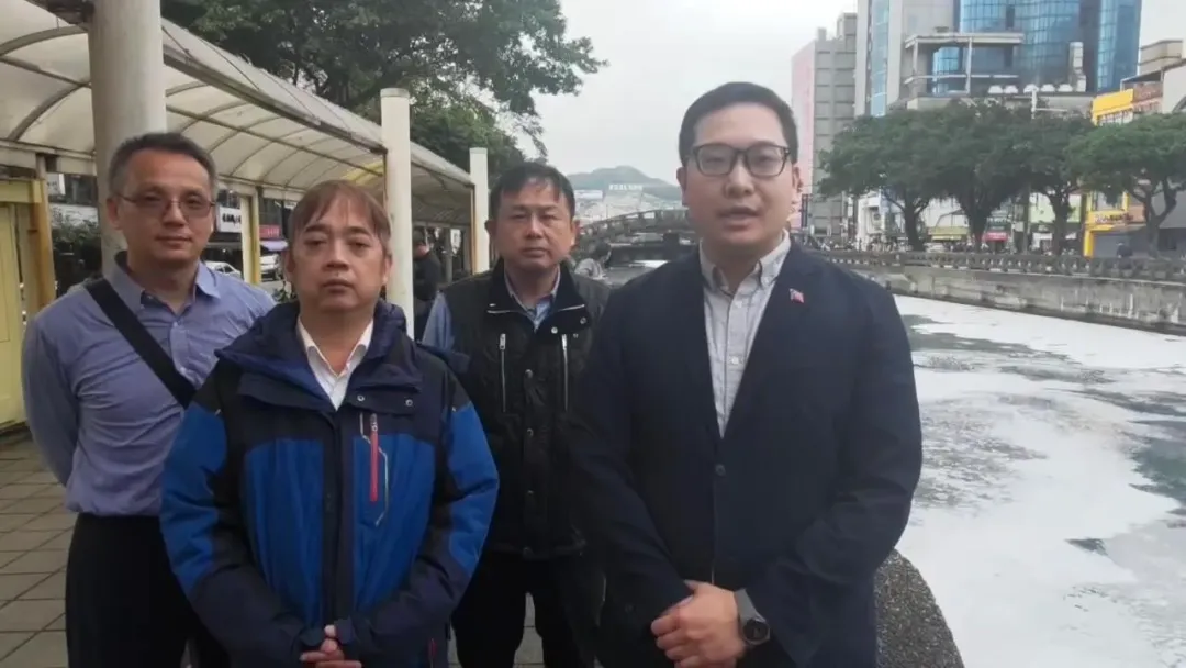 環保局局長馬仲豪(右起)及工務處處長陳耀川到現場勘查。(圖/翻攝畫面)