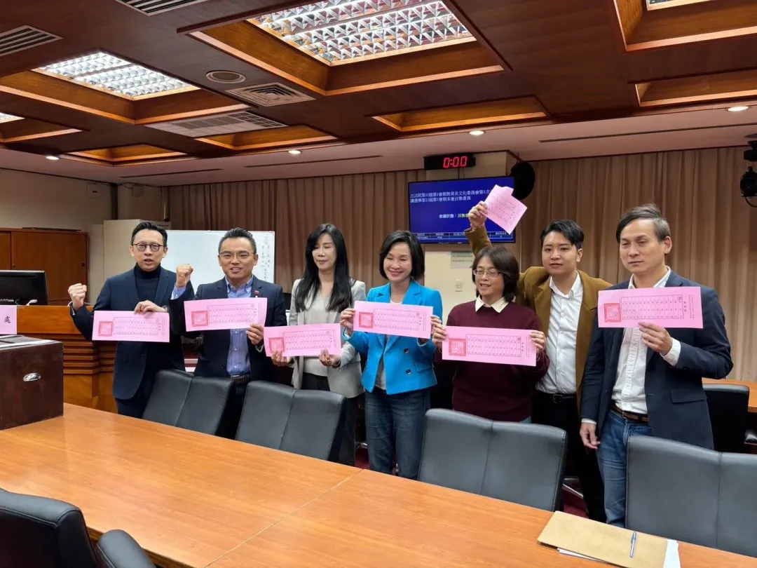 立法院2月舉行召委選舉，藍營立委在教育文化委員會亮票。（圖/國民黨團提供）