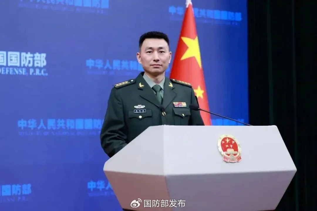 大陸國防部發言人張曉剛29日回應解放軍機艦「天天報到」一事。(圖/翻攝微博「國防部發布」)