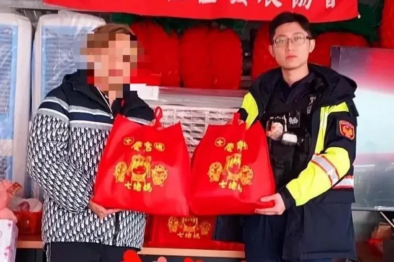 殉職員警蘇昱鴻（右）去年剛從警專畢業、熱心助人。（圖／翻攝畫面）