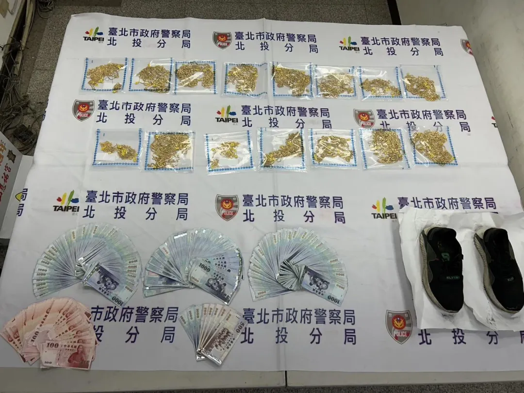 黑衣男搶走約100餘條金項鍊，市值約800餘萬元。（圖／中天新聞）
