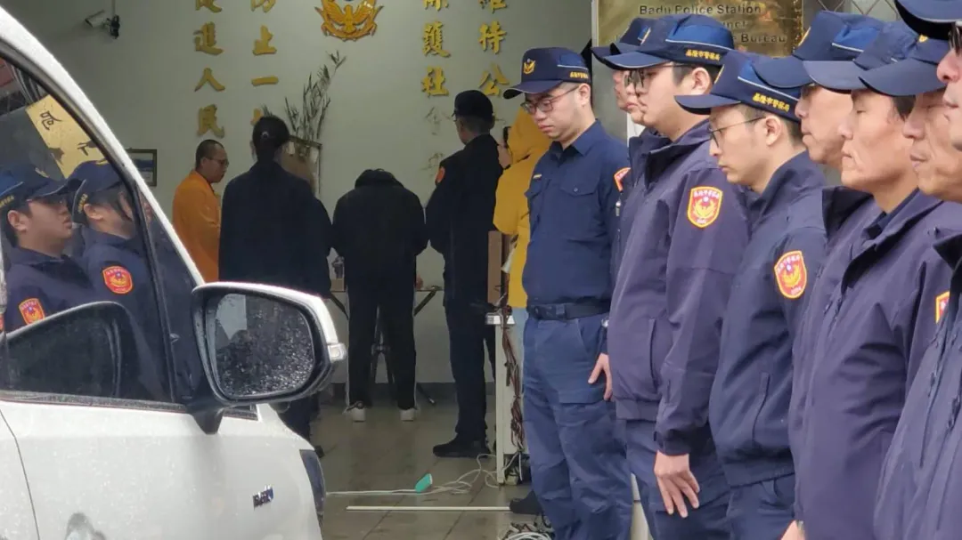 所內員警列隊在外,送蘇姓警員最後一程。(圖/記者程正邦攝影)
