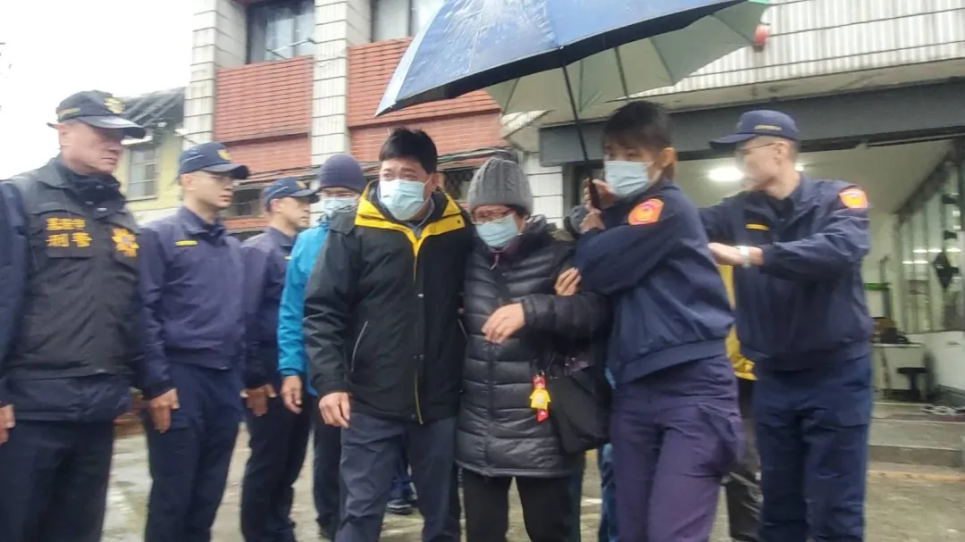 蘇姓殉職員警母親(右3)和其他家人1日赴基隆八堵分駐所舉行招魂儀式,帶蘇姓員警回家。(圖/記者程正邦攝影)