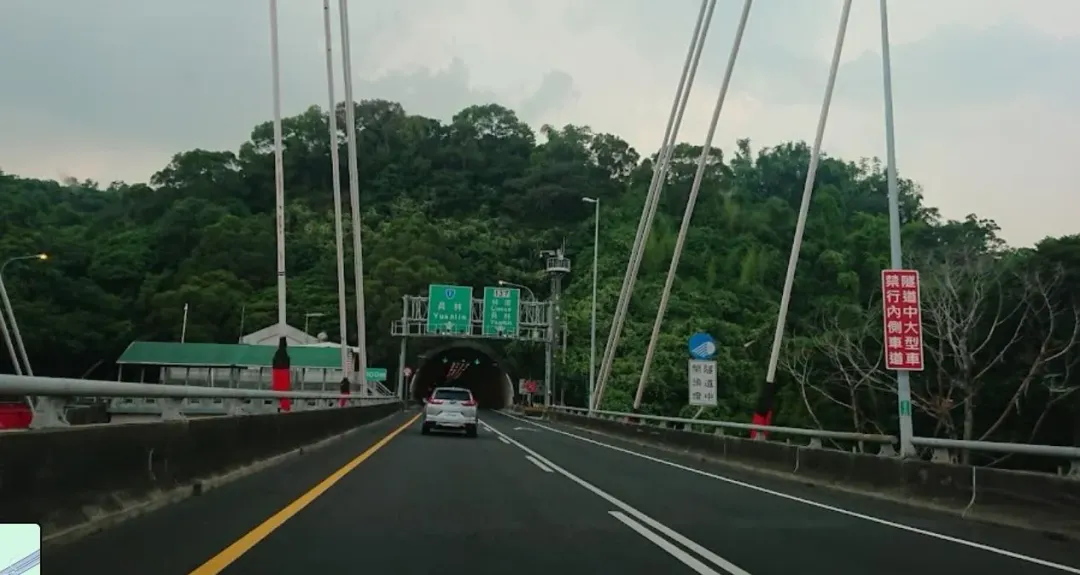 魏男騎重機闖台76線八卦山隧道,遭警方開2張罰單。(圖/擷取自Google Maps)