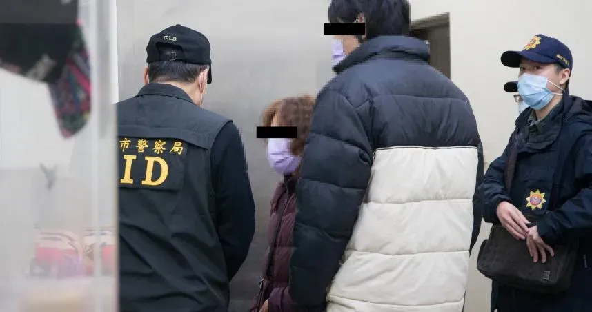 簡母從解剖室出來,崩潰淚崩拒絕解剖,想為兒子「留全屍」。(圖/CTWANT)
