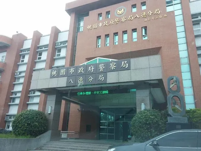 被告的曾男目前在桃園八德分局擔任所長職務。（圖／翻攝Google Map）