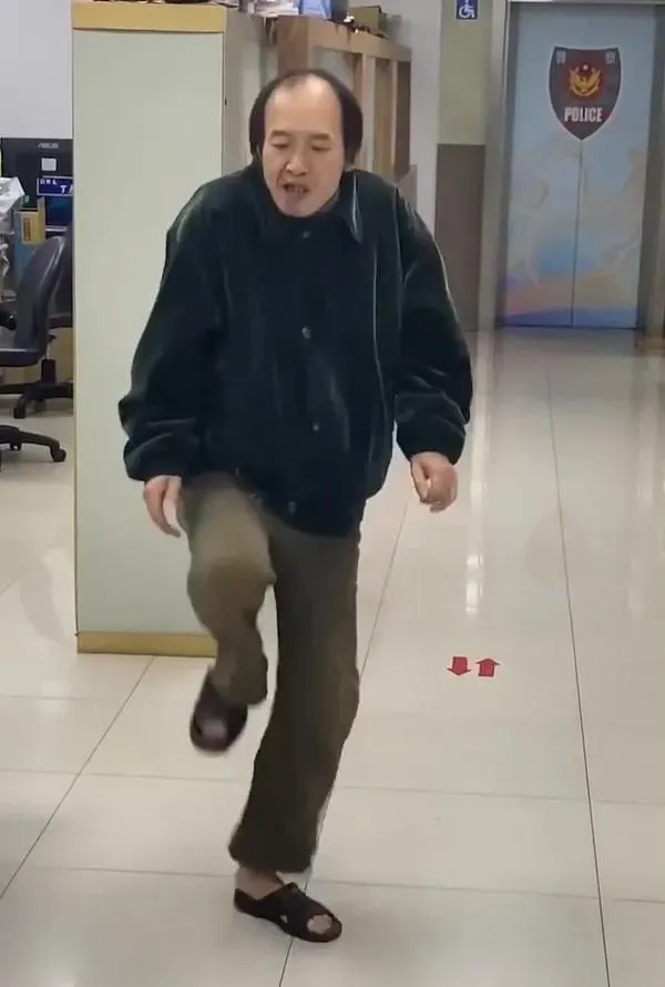 許男雖然模樣搞笑,但表情和舞步十分到位。(圖/翻攝記者爆料網)
