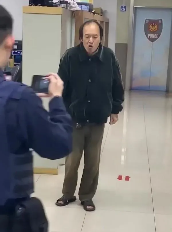連員警ㄉ歐忍ˇ不住拿手機拍攝,大聲喊「讚」。(圖/翻攝記者爆料網)