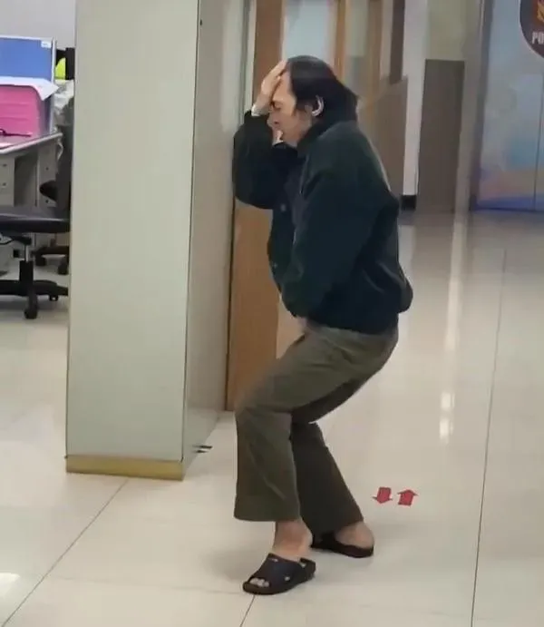 桃園平鎮許姓男子到警局借廁所,突然跳起麥可傑克森舞步。(圖/翻攝記者爆料網)