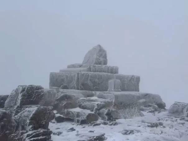 玉山主峰石碑因飄雪和下冰珠成了「白頭」。(圖/玉管處提供)