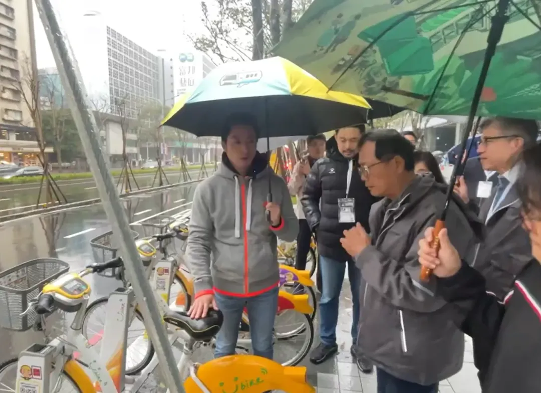 台北市長蔣萬安(左1)2日下午也到其中一處YouBike站點了解情況。(圖/中天新聞)