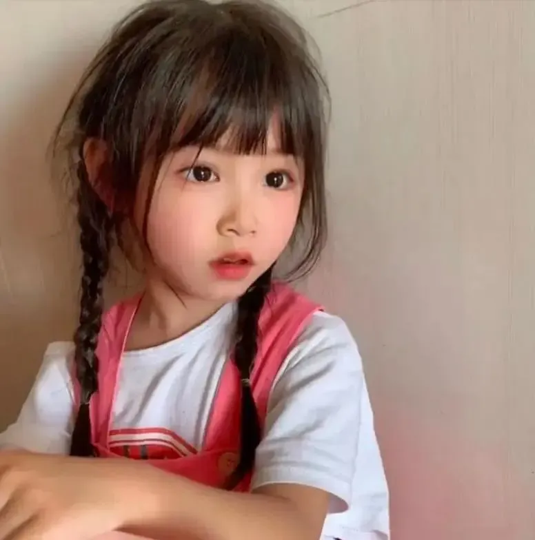 大陸安徽8歲女童藍妮妮擁「天使面孔」在抖音上有近250萬粉絲。(圖/翻攝微博)