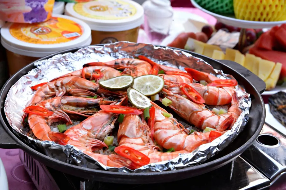內門總舖師經典料理鹽焗海大蝦料理。（圖／高雄市觀光局提供）