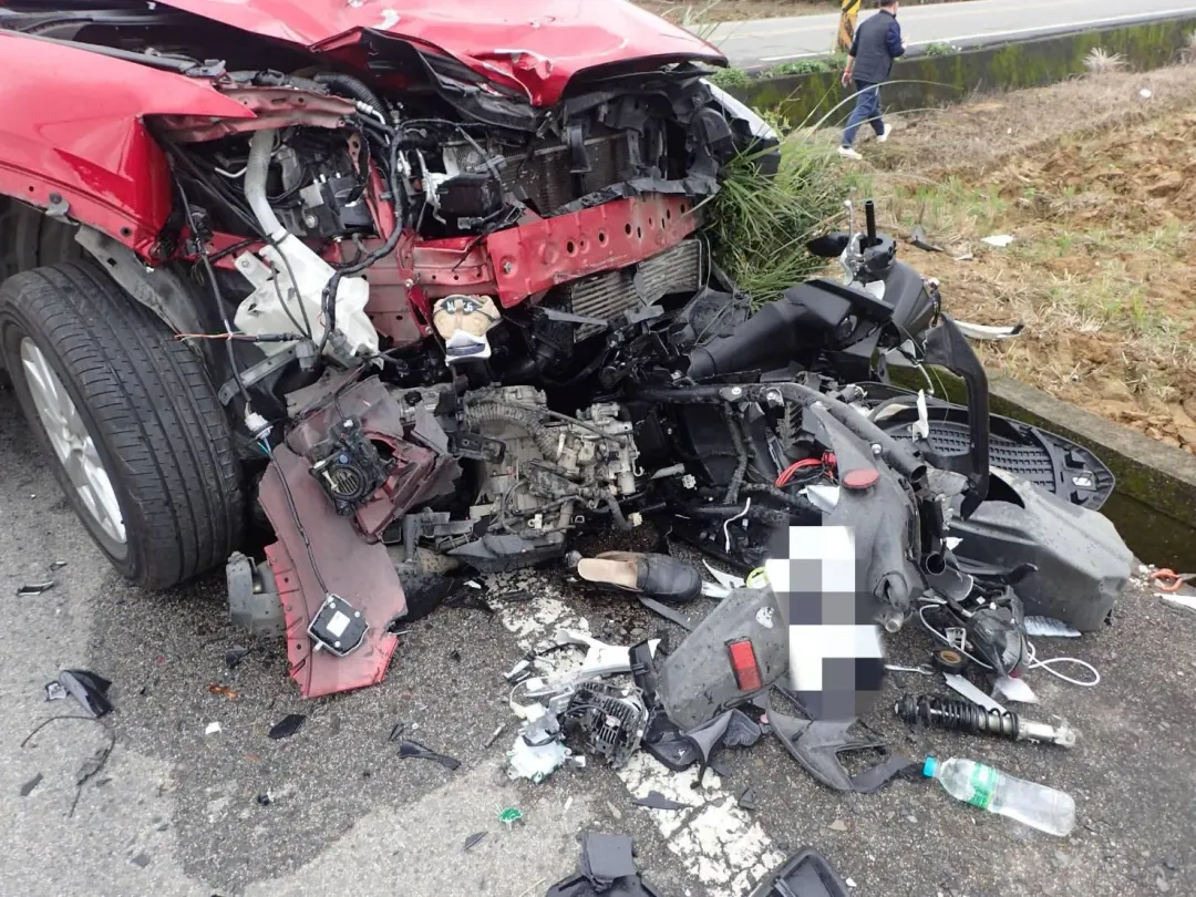 桃園17歲呂姓少年騎車載妹出遊,被闖紅燈的車輛撞死,車禍現場怵目驚心。(圖/翻攝畫面)