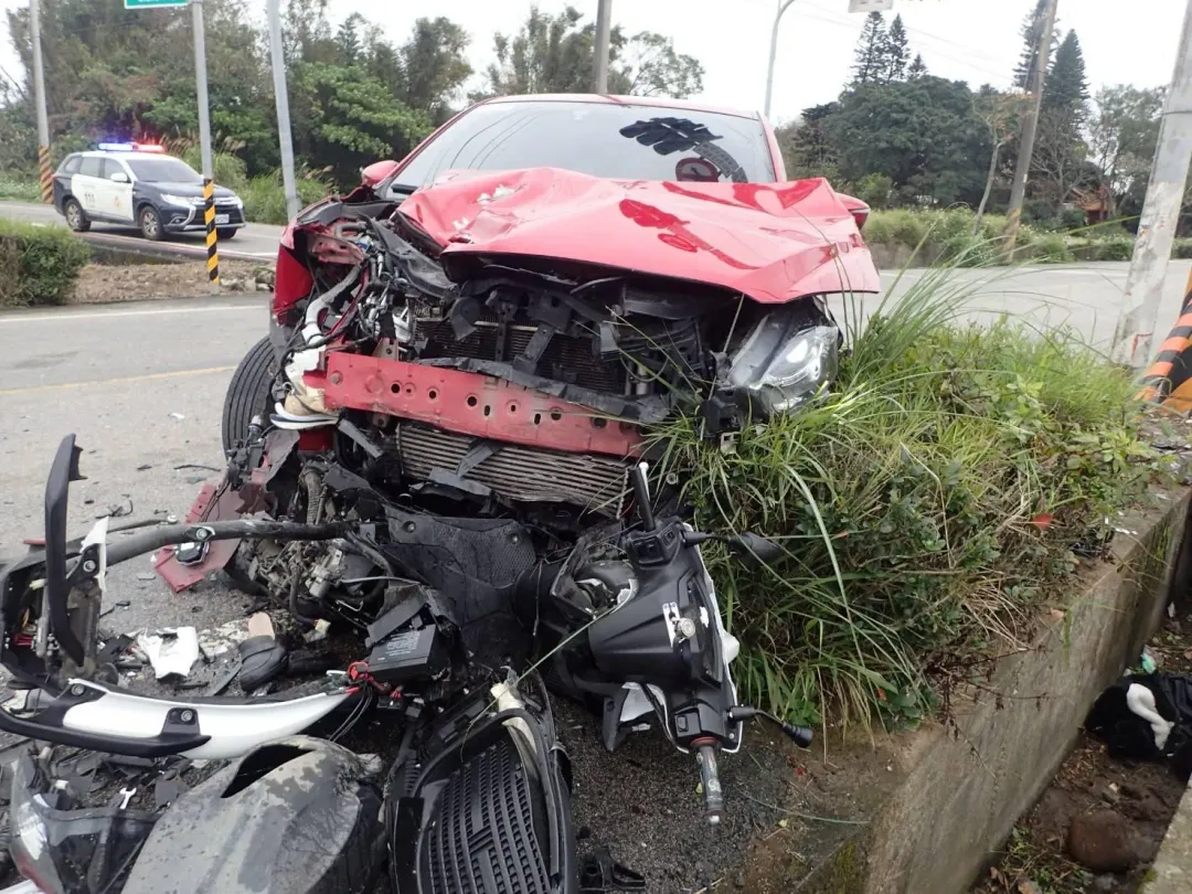 肇事的紅色轎車車頭全毀,機車被撞成一團廢鐵只剩骨架。(圖/翻攝畫面)